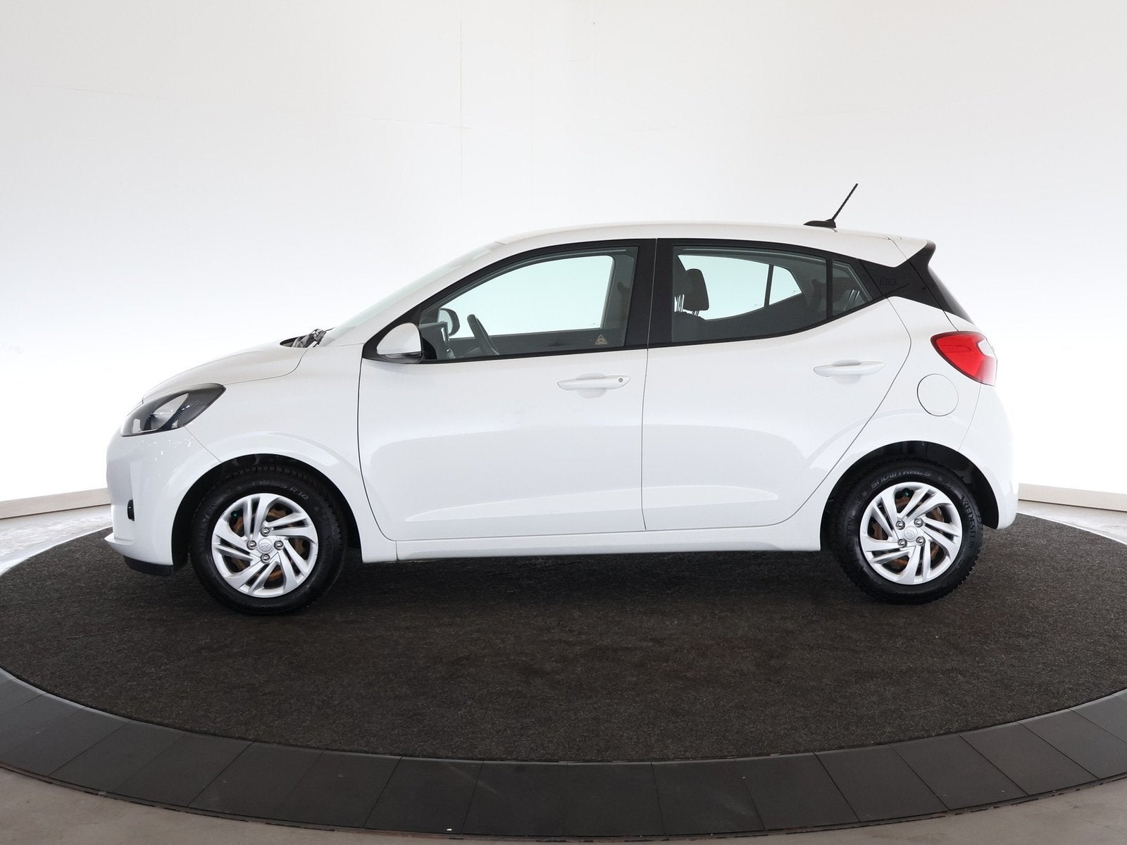 Hyundai i10 1.0 Comfort (bj 2021), Auto's, Stof, Gebruikt, 899 kg, Wit
