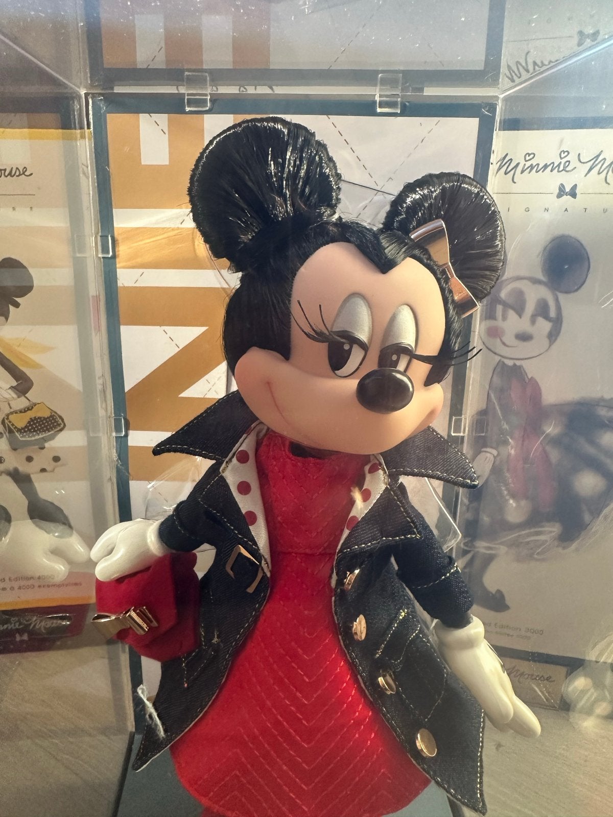Disney Minnie Mouse Signature Doll - Limited Edition, Verzamelen, Disney, Ophalen of Verzenden, Mickey Mouse, Nieuw, Beeldje of Figuurtje