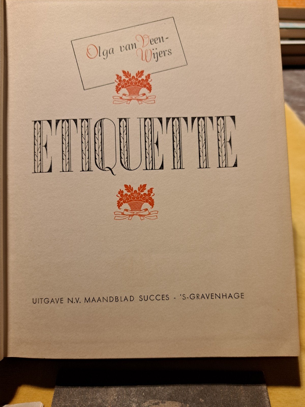 Etiquette boek Olga van Veen-Wijers - Vintage, Ophalen of Verzenden, Gelezen, Overige typen
