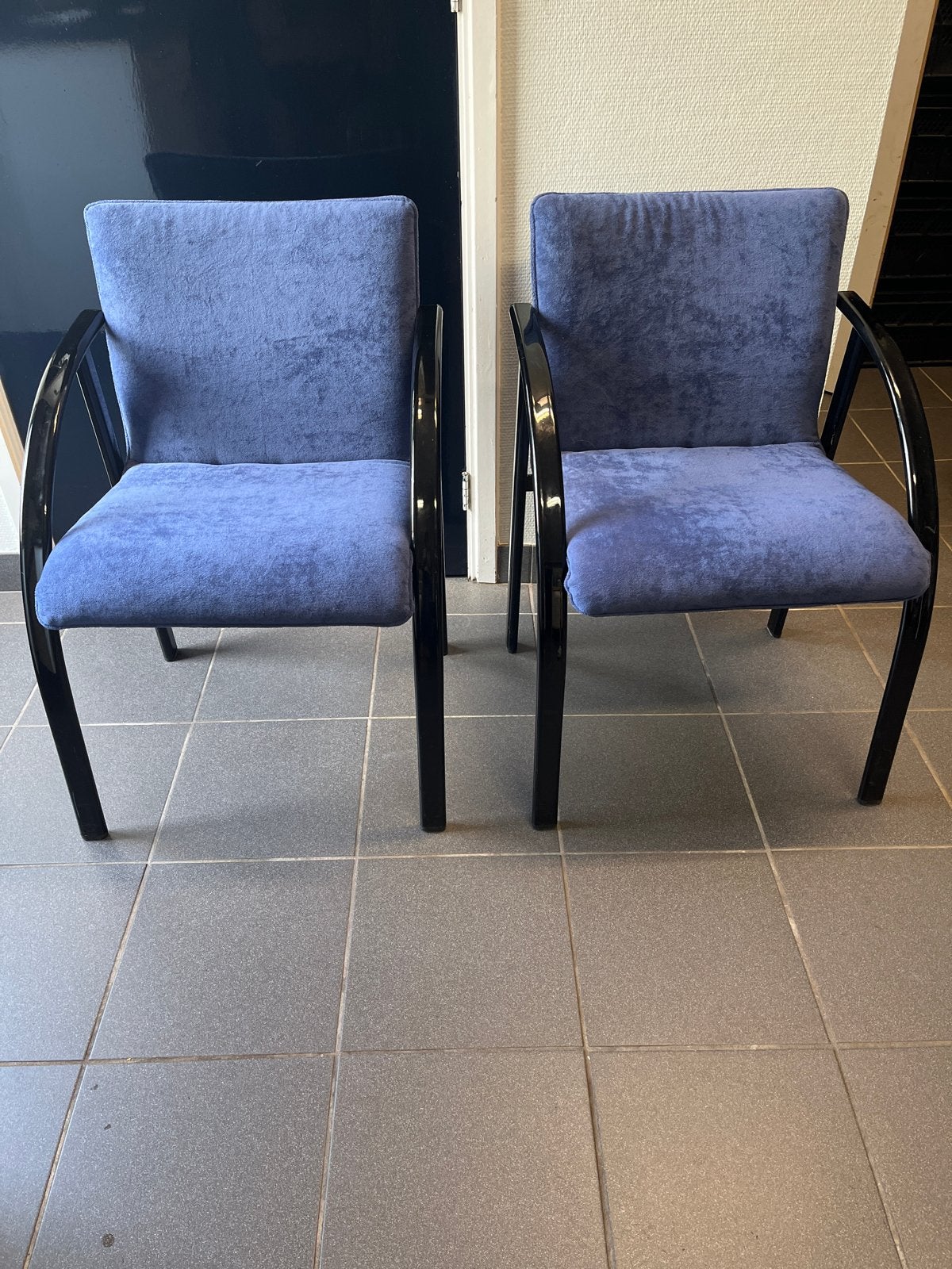 Set van 2 blauwe stoelen met zwarte armleuningen, Antiek en Kunst, Ophalen