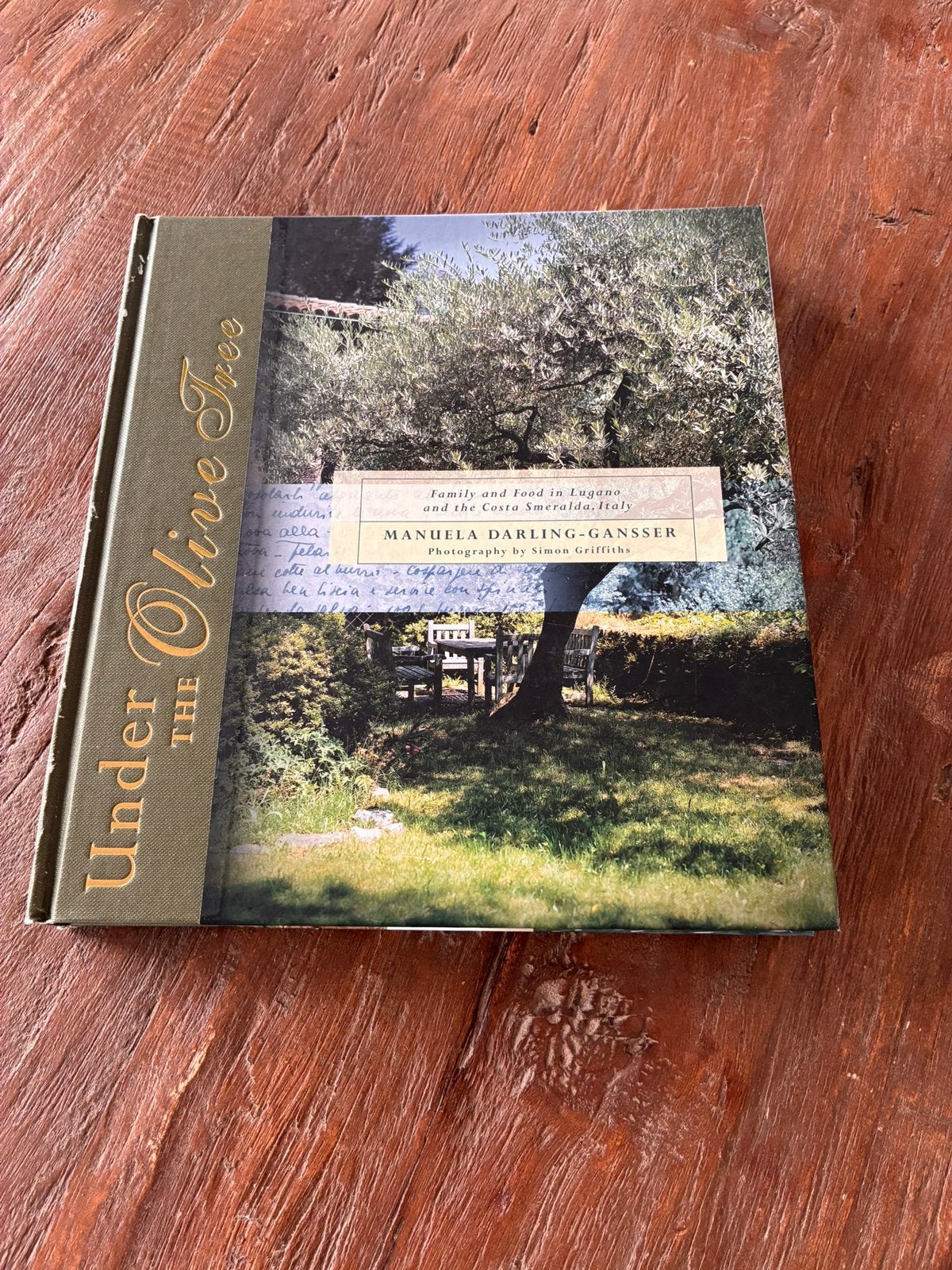 Kookboek Under the olive tree Manuela Darling-Gansser, Boeken, Ophalen of Verzenden, Zo goed als nieuw, Italië