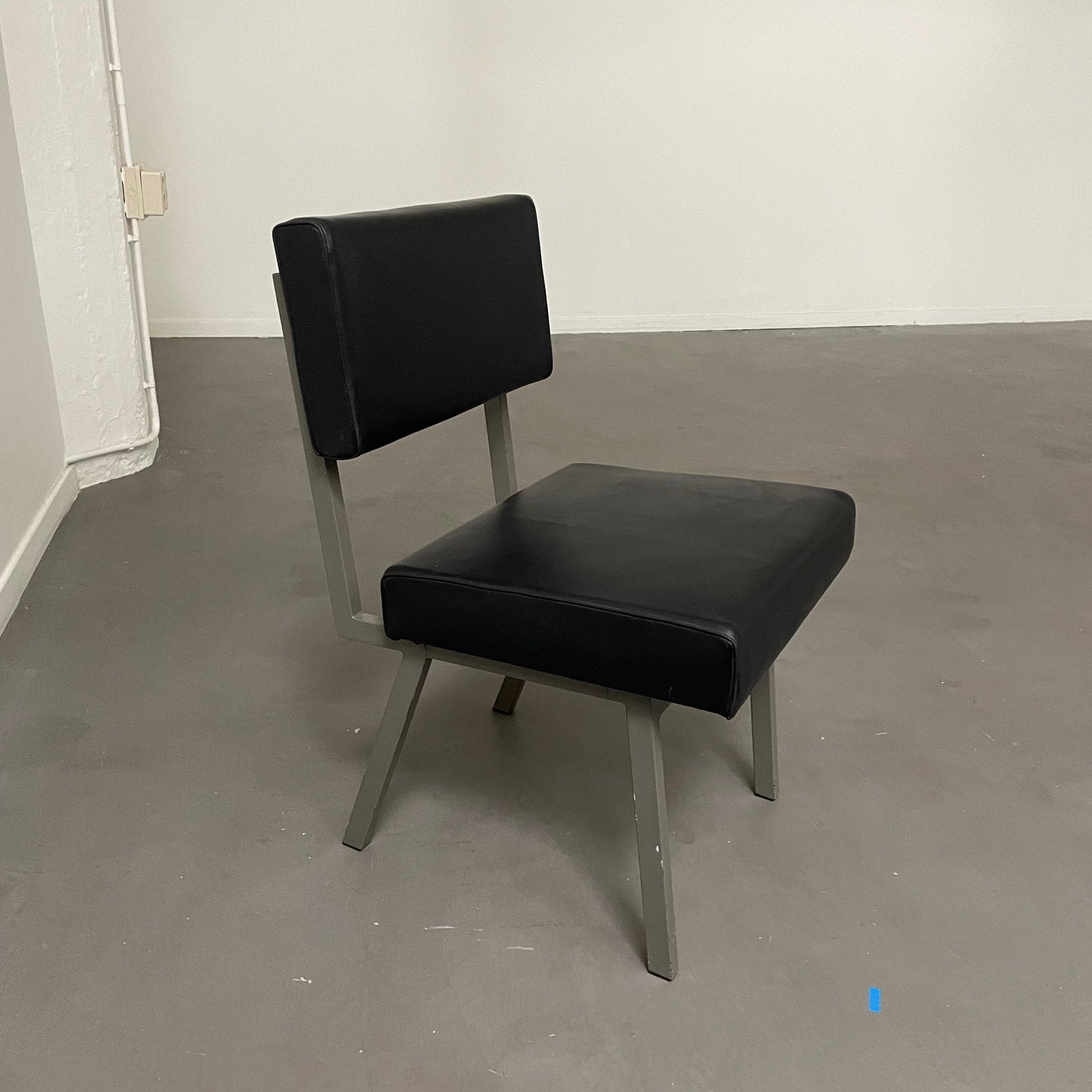 Vintage bijzet stoeltje zwart skaileder, Ophalen, ., Minder dan 75 cm, Vintage