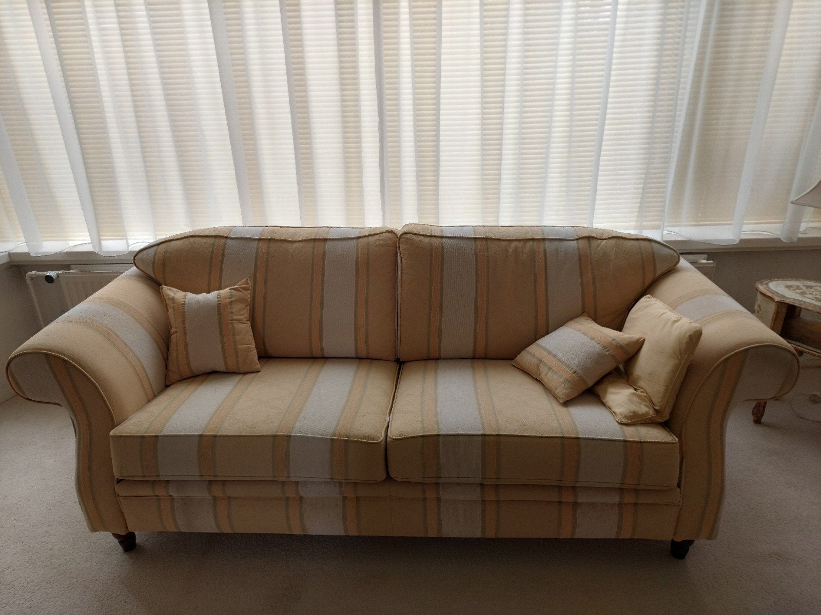 Klassieke bank, licht geel en beige gestreept, Ophalen, Gebruikt, Tweepersoons, 75 tot 100 cm