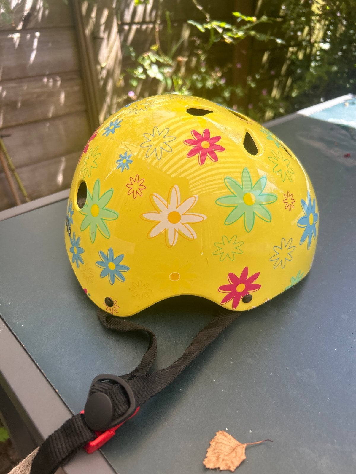 Kiddimoto Kinderfietshelm Geel met Bloemen, Ophalen, Gebruikt, Overige maten, Jongen of Meisje