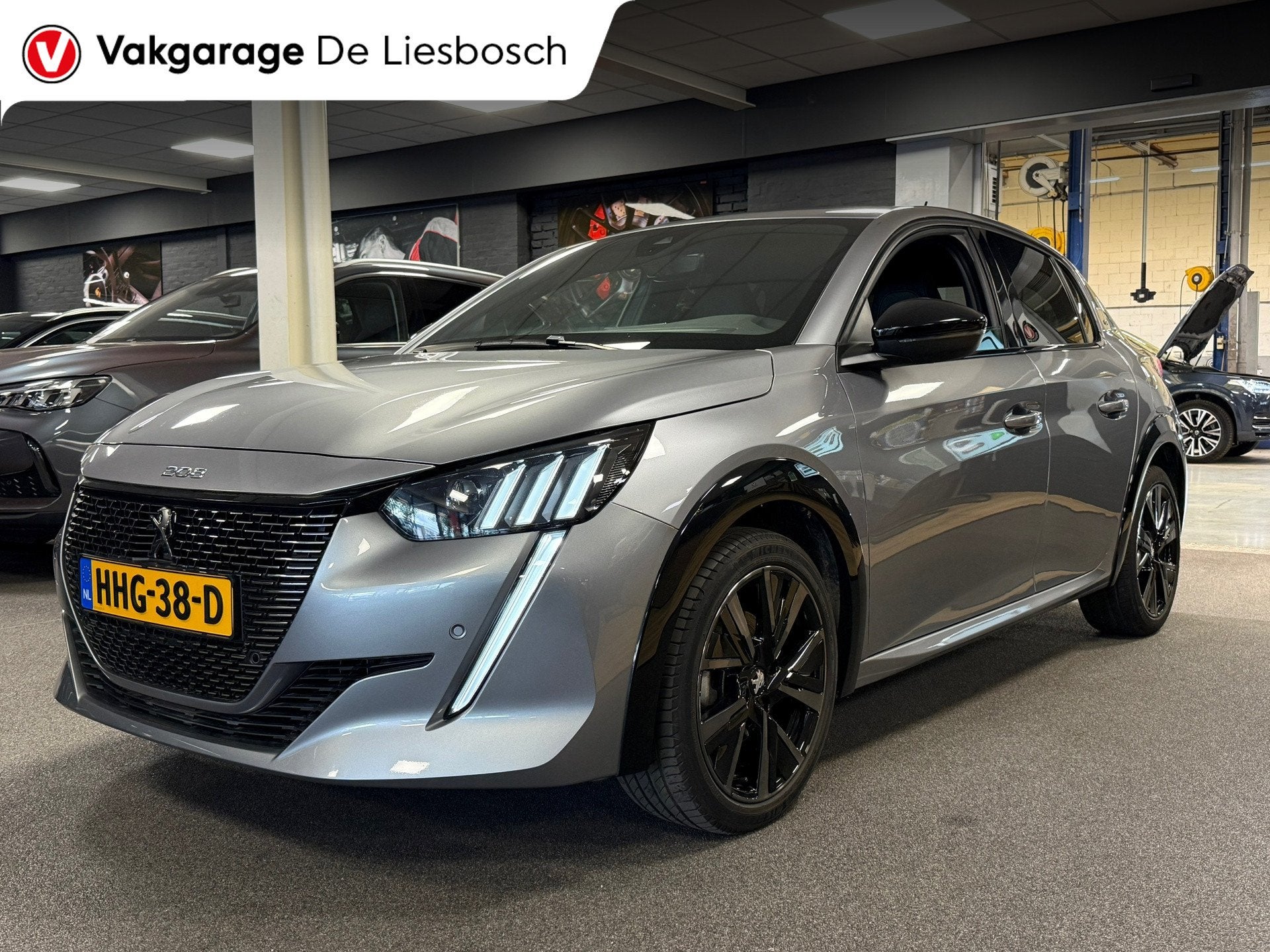 Peugeot 208 1.2 GT 101PK / Navigatie / DAB / Camera / PDC v+, 101 pk, Gebruikt, Leder en Stof, Handgeschakeld