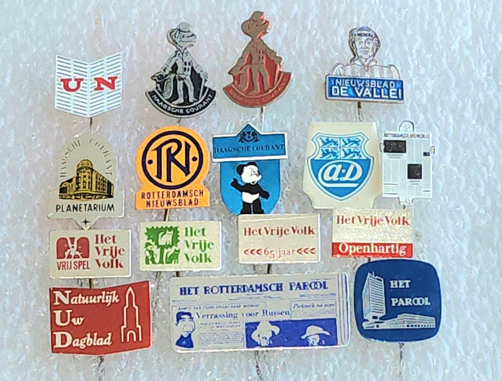16 Speldjes Kranten Merken - Vintage Collectie, Ophalen of Verzenden, Gebruikt, Overige onderwerpen