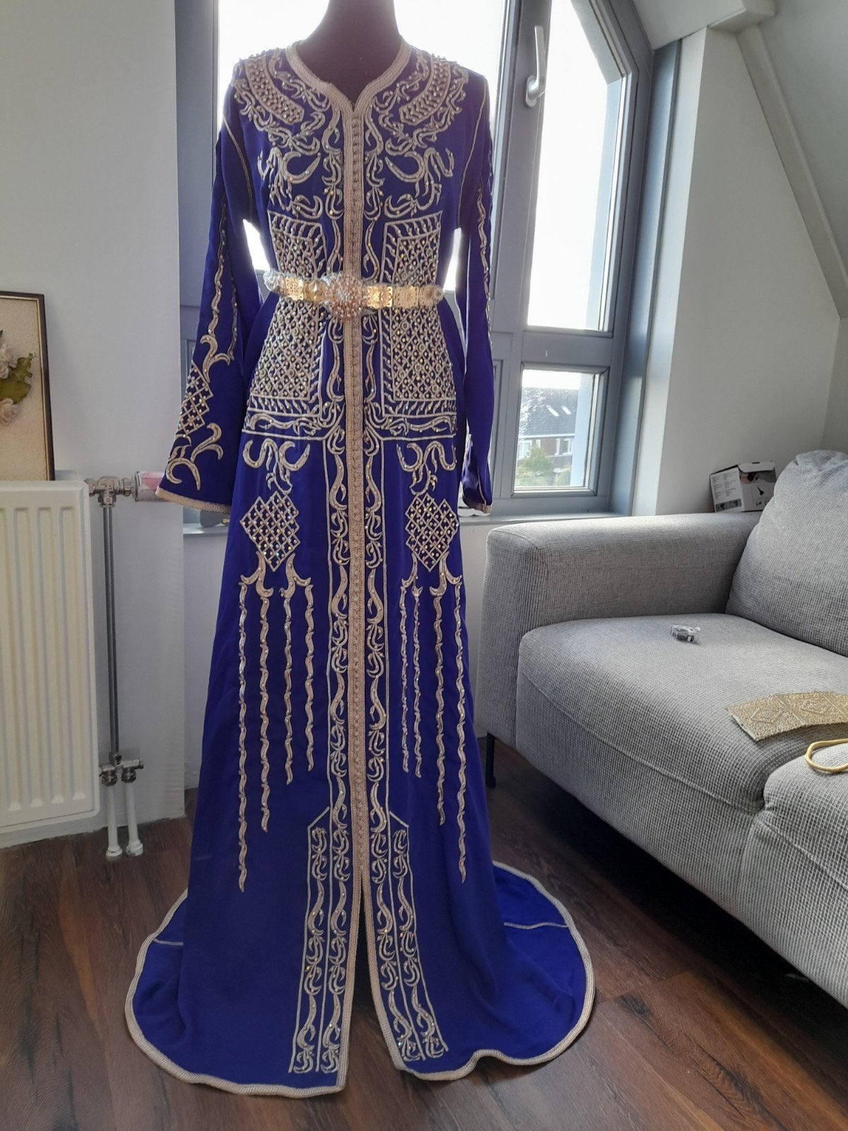 Prachtige blauwe/paarse kaftan met gouden borduursels, Ophalen of Verzenden, Gedragen, Maat 42/44 (L), Blauw