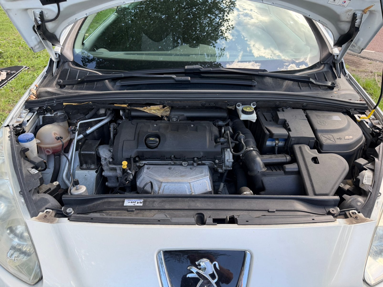 Foto 7 van Peugeot 308 1.6 VTI CC 2011 Wit facelift