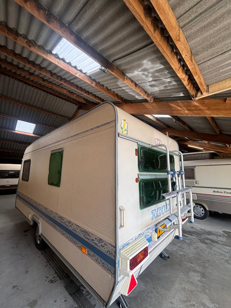 Nette Adria unica met KINDER KAMER STAPELBED! en voortent!, Caravans en Kamperen, Rondzit, Bedrijf, Schokbreker, 750 - 1000 kg