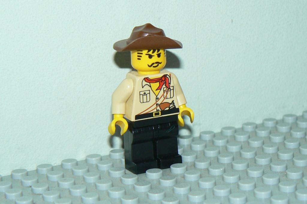 L1514 Poppetje Johnny Thunder lego logo op de rug adv010a, Ophalen of Verzenden, Zo goed als nieuw, Minifiguur, Lego