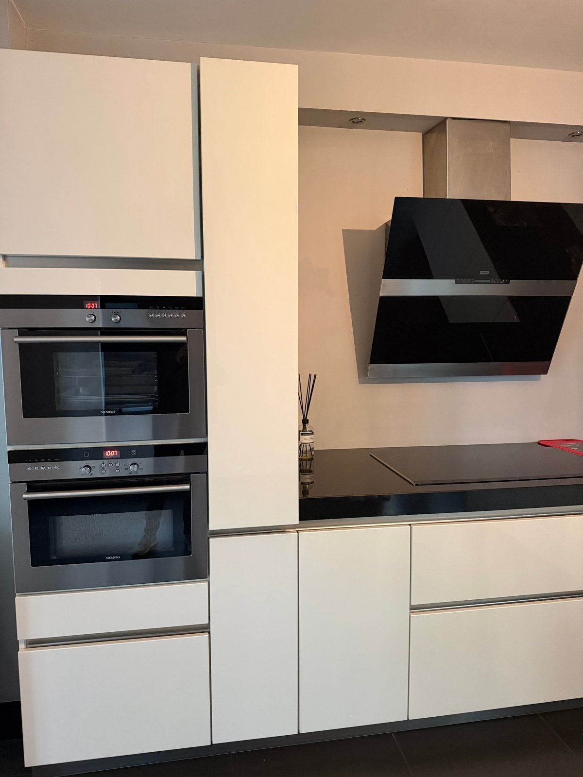 Moderne Hoekkeuken met Siemens Apparatuur en Kookeiland, Wit, Hoekkeuken, Ophalen of Verzenden, Zo goed als nieuw