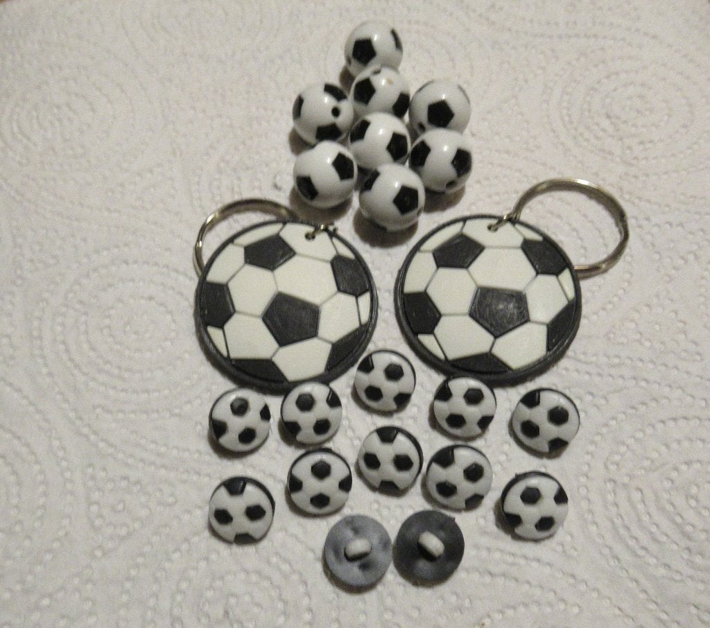 Set Voetbal: 8x kraal - 2x sleutelhanger - 12x knoop ~Nieuw~, Verzenden, Nieuw, Overige binnenlandse clubs, Overige typen