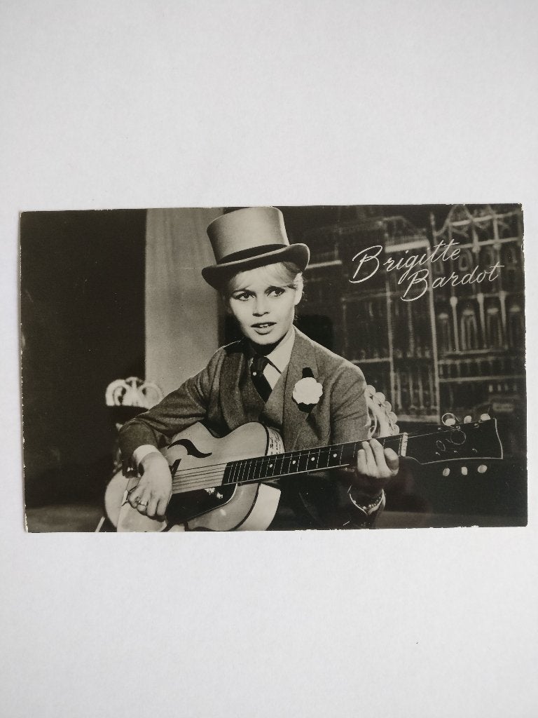 ansichtkaart BRIGITTE BARDOT met gitaar B.B. BB VINTAGE 9, Verzenden, 1940 tot 1960, Ongelopen, Sterren en Beroemdheden