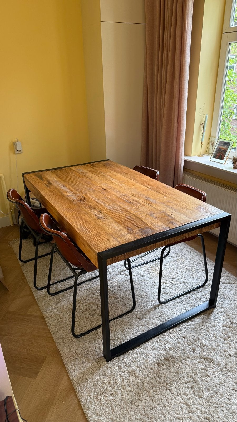 Mooie eettafel van mangohout met metalen onderstel (160x90), Huis en Inrichting, Tafels | Eettafels, Ophalen, Gebruikt, 50 tot 100 cm