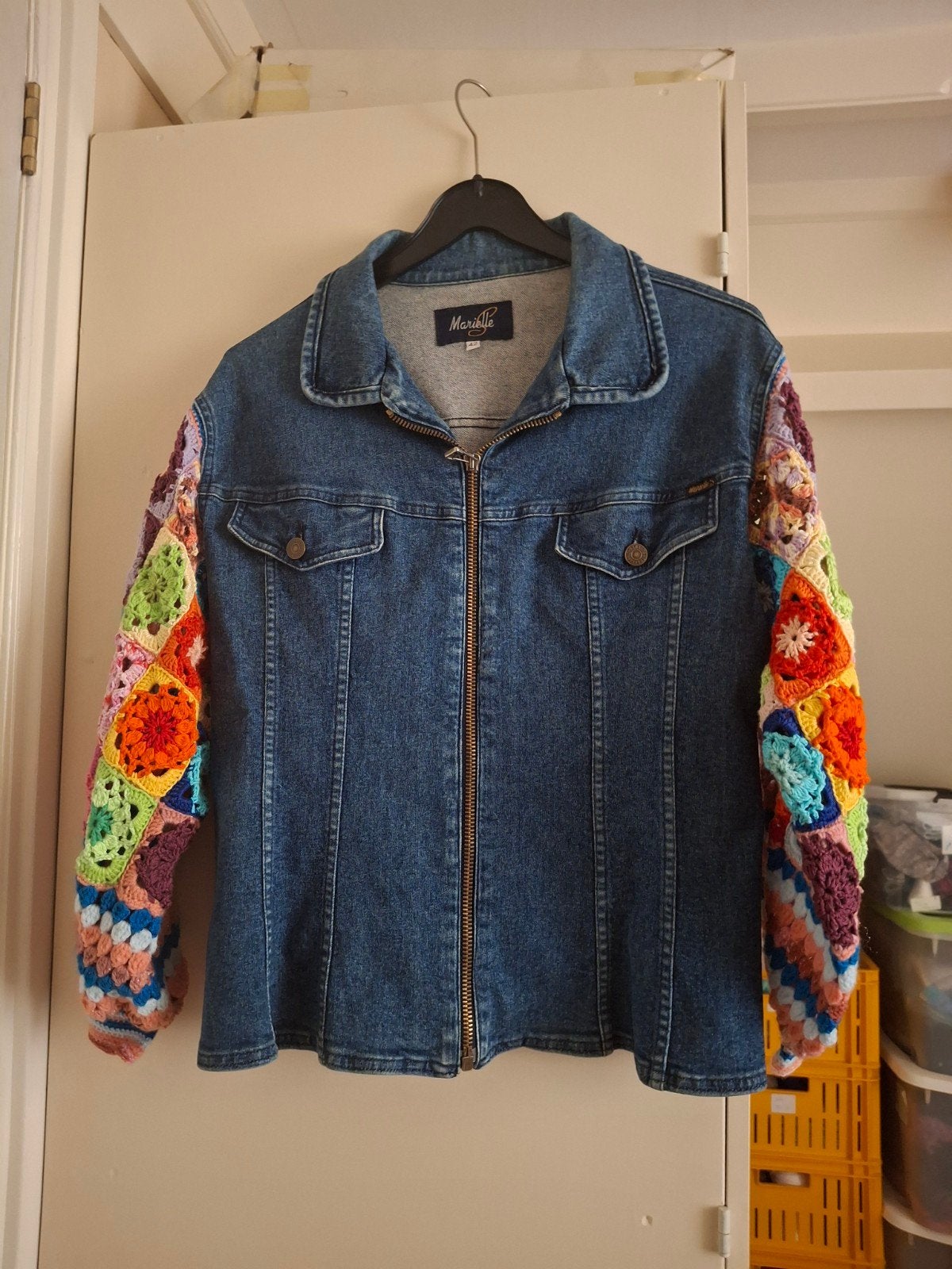 Uniek spijkerjack met handgehaakte granny squares, Meerkleurig, Nieuw, Ophalen of Verzenden, Maat 42/44 (L)