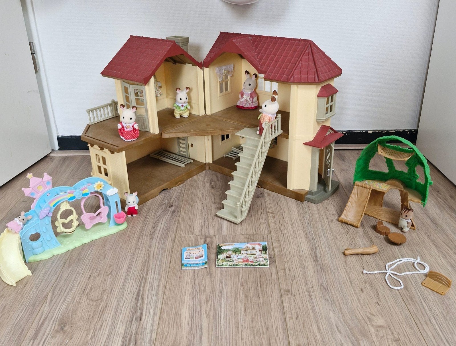 Sylvanian Families huis met accessoires, poppetjes, 2 setjes, Ophalen of Verzenden, Gebruikt, Poppenhuis