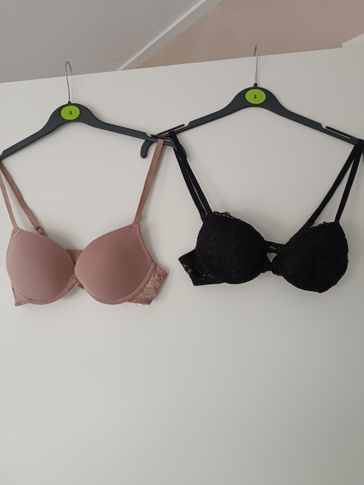 2 bh's 70 A & 75 A, H&M, Ophalen of Verzenden, Zwart, BH