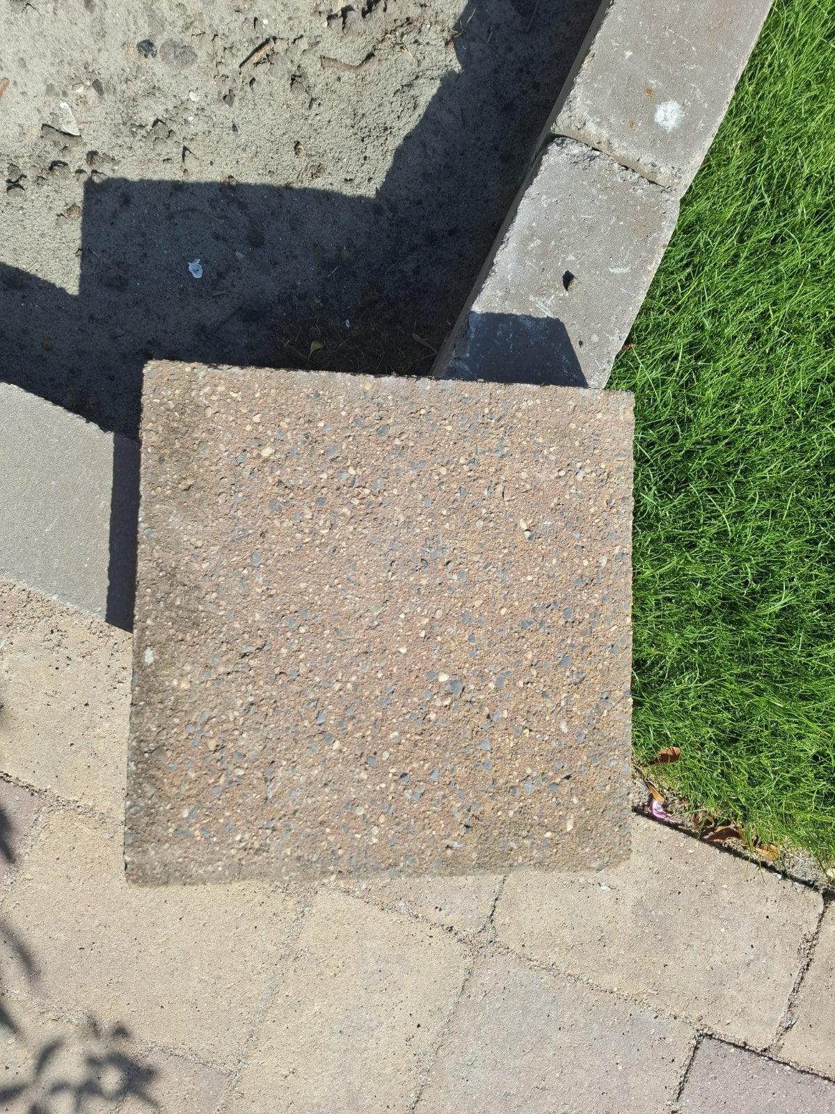 Beton tegel gemêleerd rood/geel. 22 stuks, Tuin en Terras, Tegels en Klinkers, Gebruikt, Overige typen, Beton, 10 m² of meer, Ophalen