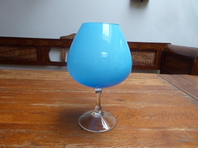 Mooi vormgegeven kelk in opaline glas, opalino c.c.c., Ophalen of Verzenden