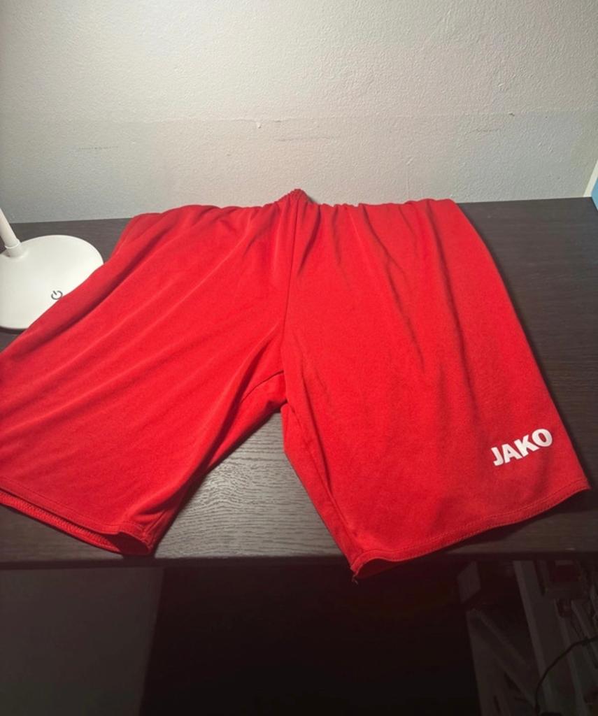 Rode Jako sportbroekje - Maat 164, Kinderen en Baby's, Kinderkleding | Maat 164, Ophalen of Verzenden, Gebruikt, Jongen of Meisje
