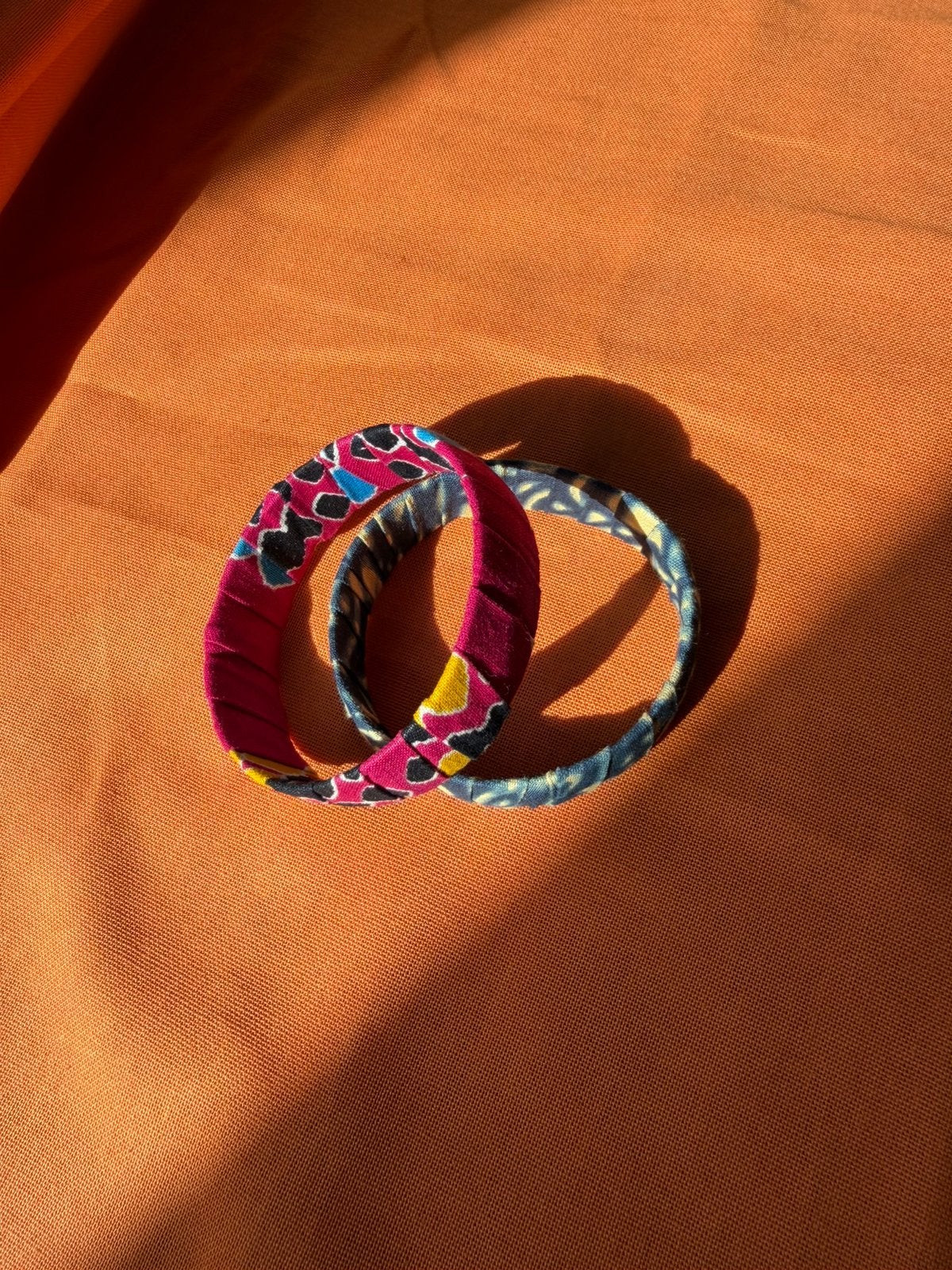 2 prachtige zuid afrikaanse armbanden, Ophalen of Verzenden, Zo goed als nieuw, Overige kleuren, Overige materialen