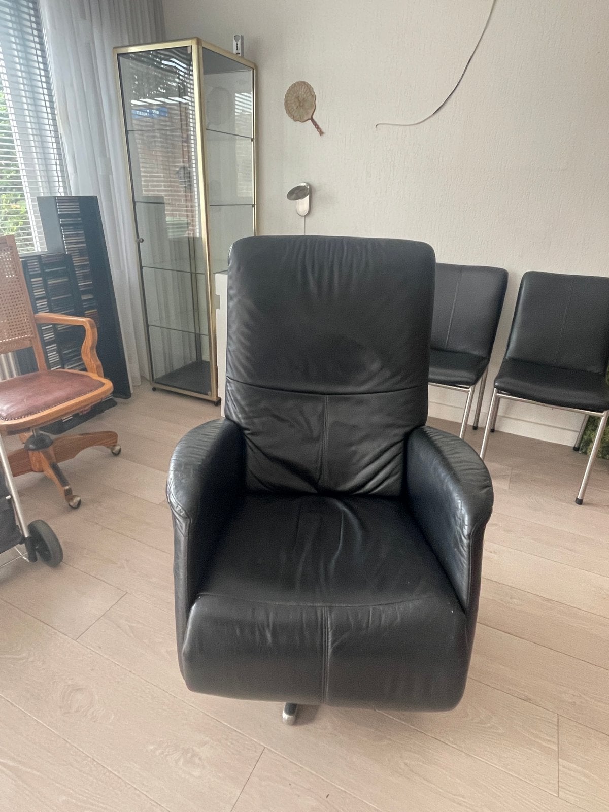 Zwarte leren luie stoel. Kan in horizontale stand, Huis en Inrichting, Ophalen, Gebruikt, Leer