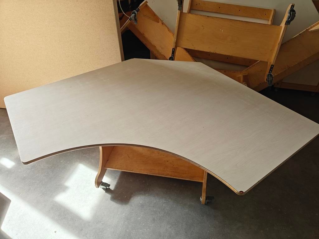 Speciale houten eettafel op wielen, Huis en Inrichting, Tafels | Eettafels, Ophalen of Verzenden