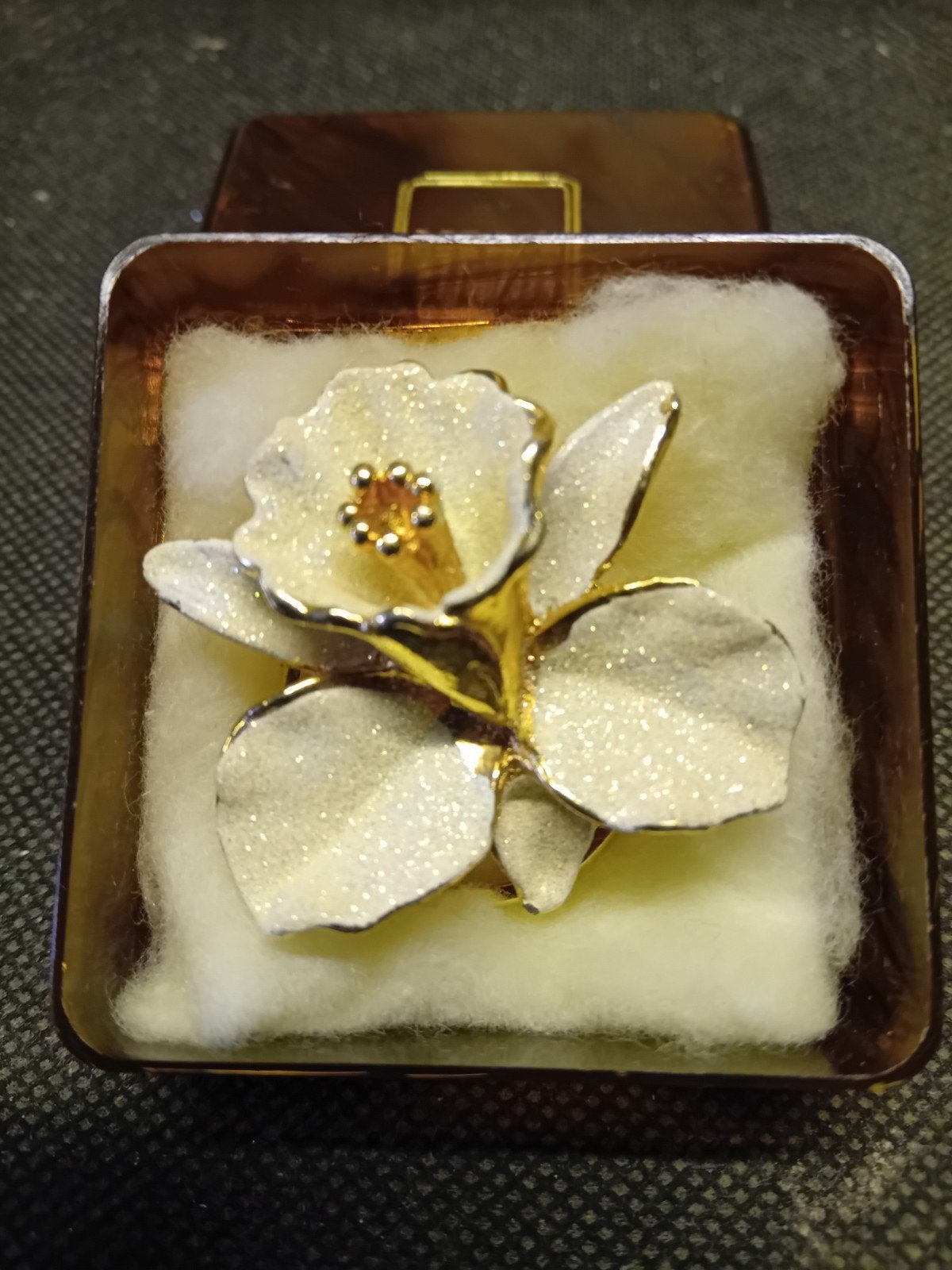 Fraaie vergulde broche met emaille bloem, Sieraden, Tassen en Uiterlijk, Ophalen of Verzenden, Zo goed als nieuw, Goud, Overige materialen
