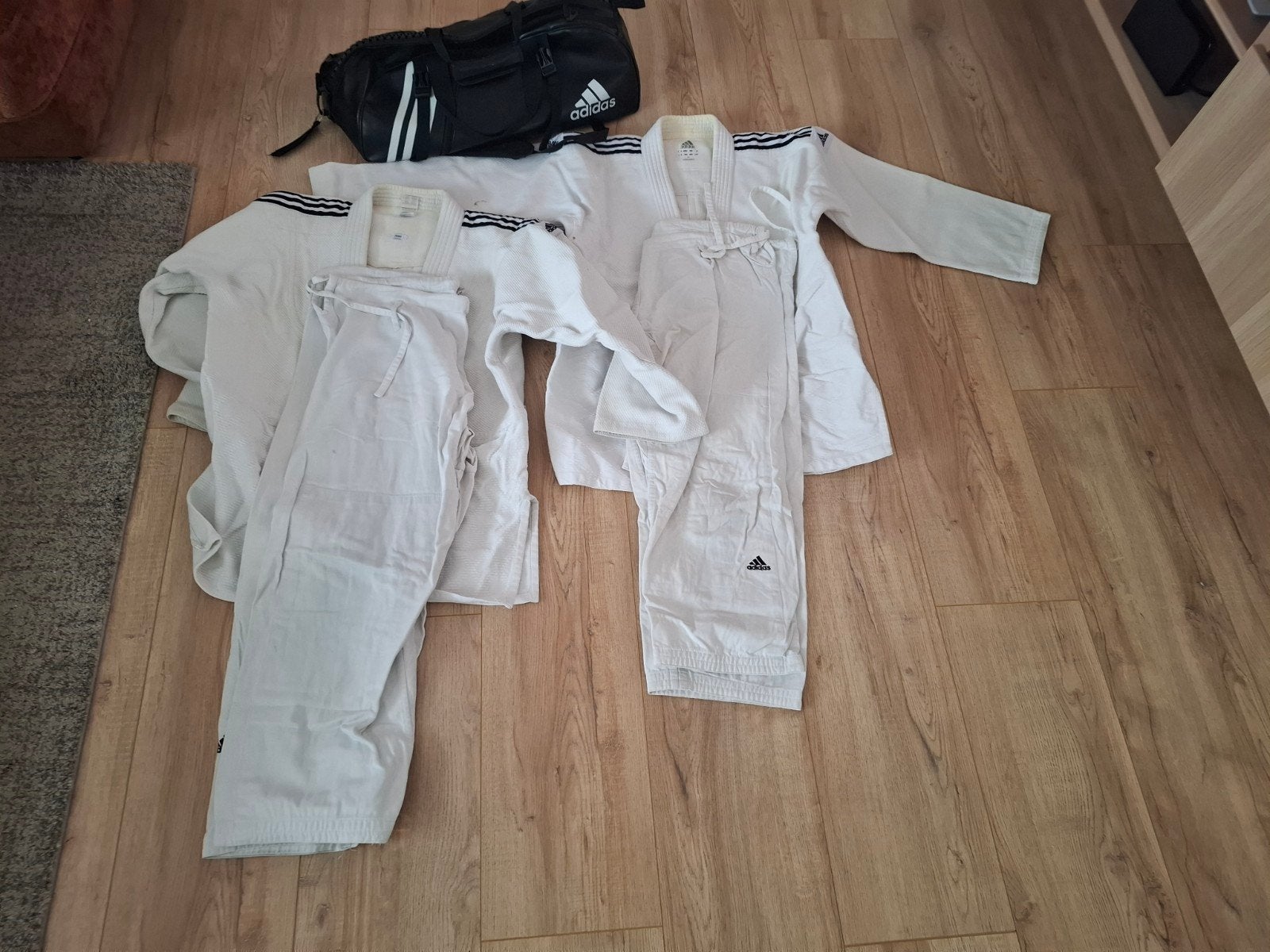 2x Adidas judo pak 185cm plus Adidas sporttas judo bedrukt, Gebruikt, Judo, Vechtsportpak, Maat L