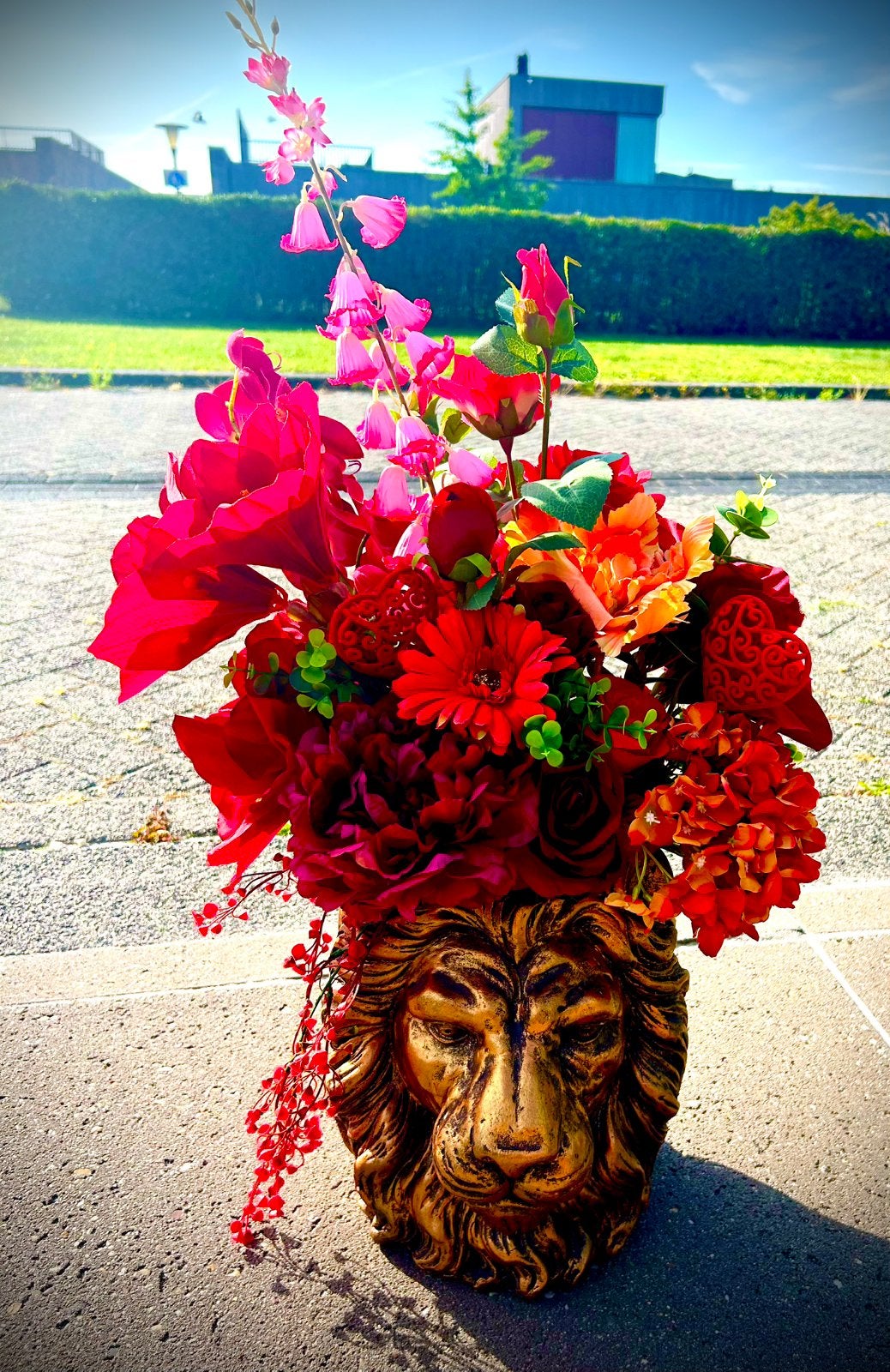 Bloempot Leeuw vol met prachtige kunstbloemen, Ophalen, Handgemaakt, Zo goed als nieuw, Rood