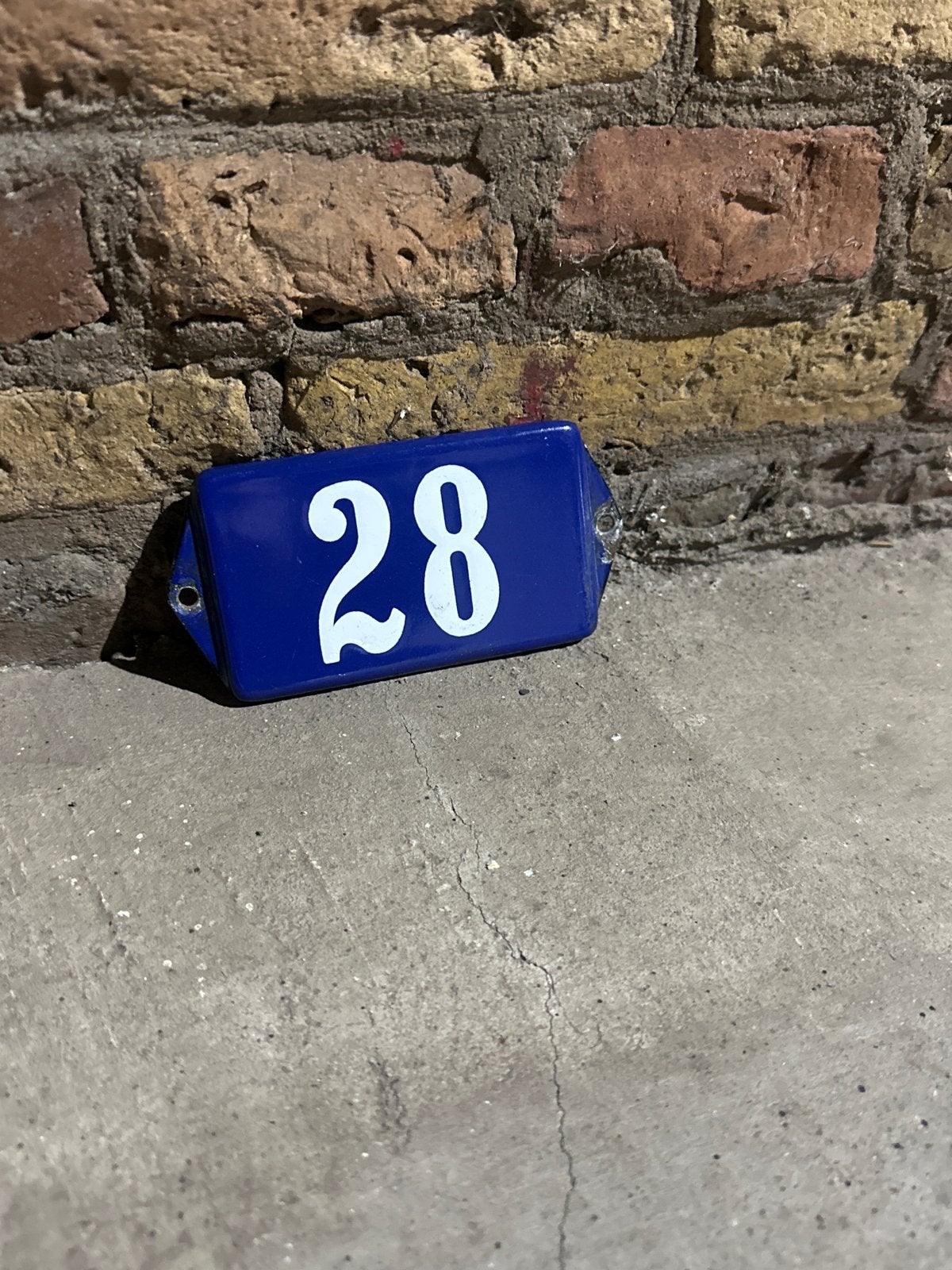 Emaille Deurpostje Nummer 28 - Klassiek Blauw, Antiek en Kunst, Ophalen of Verzenden