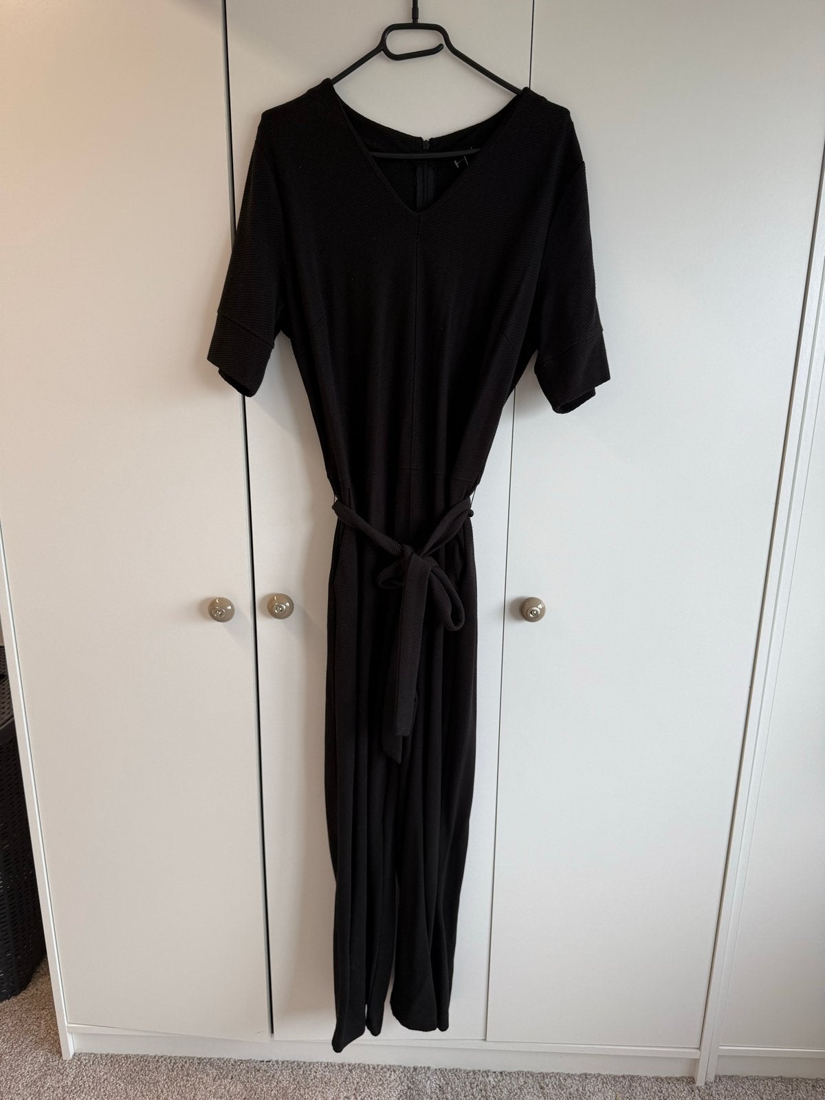 Zwarte HEMA jumpsuit maat M, Kleding | Dames, Jumpsuits, Ophalen of Verzenden, Zo goed als nieuw, Maat 38/40 (M), Zwart