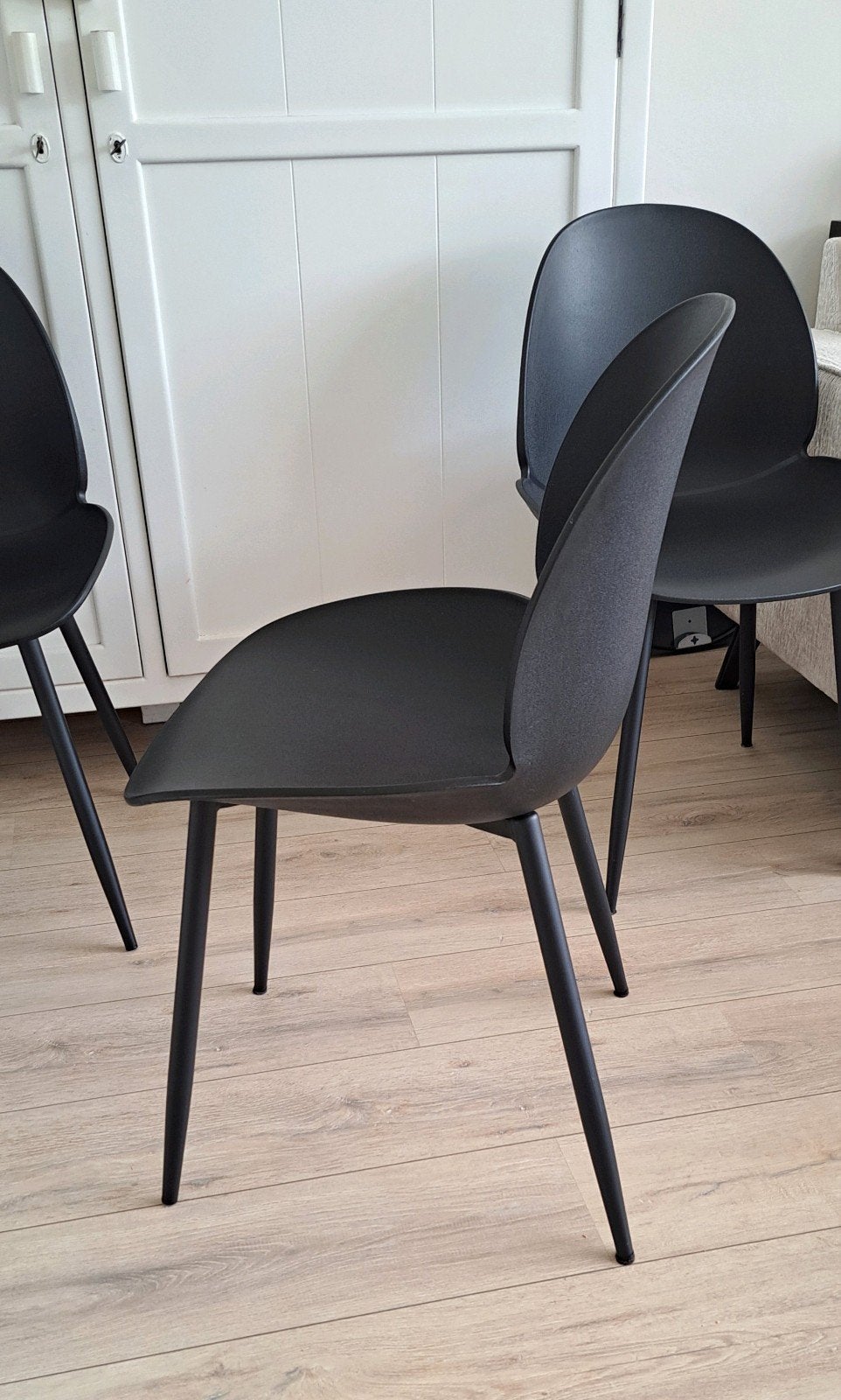 4 eetkamerstoelen, kleur zwart. Kunststof en metaal., Ophalen, Zwart, Zo goed als nieuw, Vier