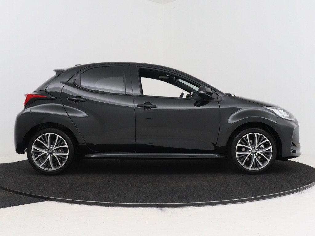 Toyota Yaris 1.5 Hybrid 130 Executive (bj 2026, automaat), 12 maanden, Zwart, Leder en Stof, Zwart