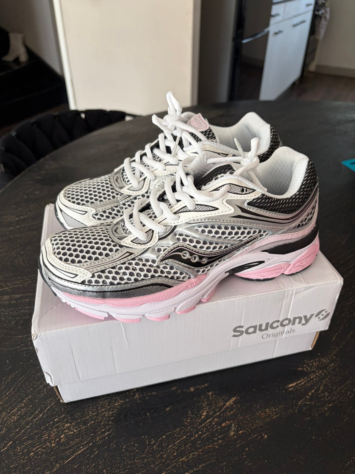 Saucony Omni 9 nieuw in doos (mt 39), Wit, Nieuw, Ophalen of Verzenden, Sneakers of Gympen
