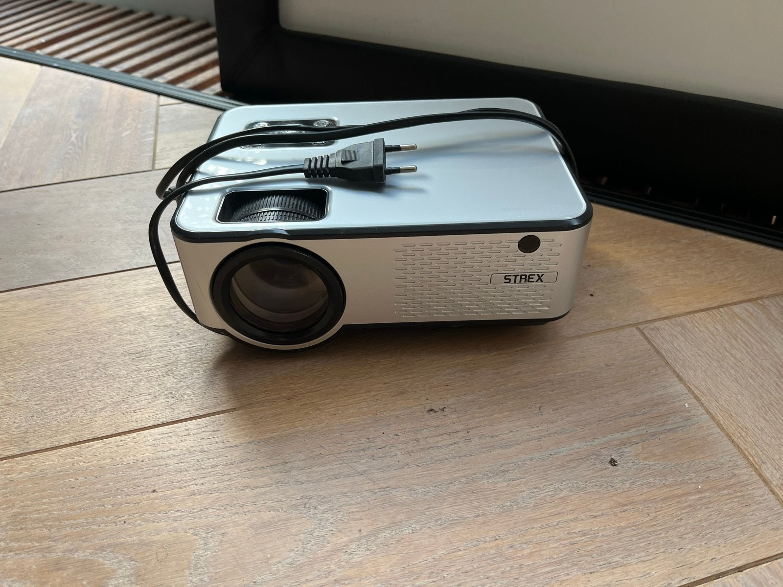 Strex SP64 Beamer met Projectiescherm (90x146 cm), Ophalen, Gebruikt, LED