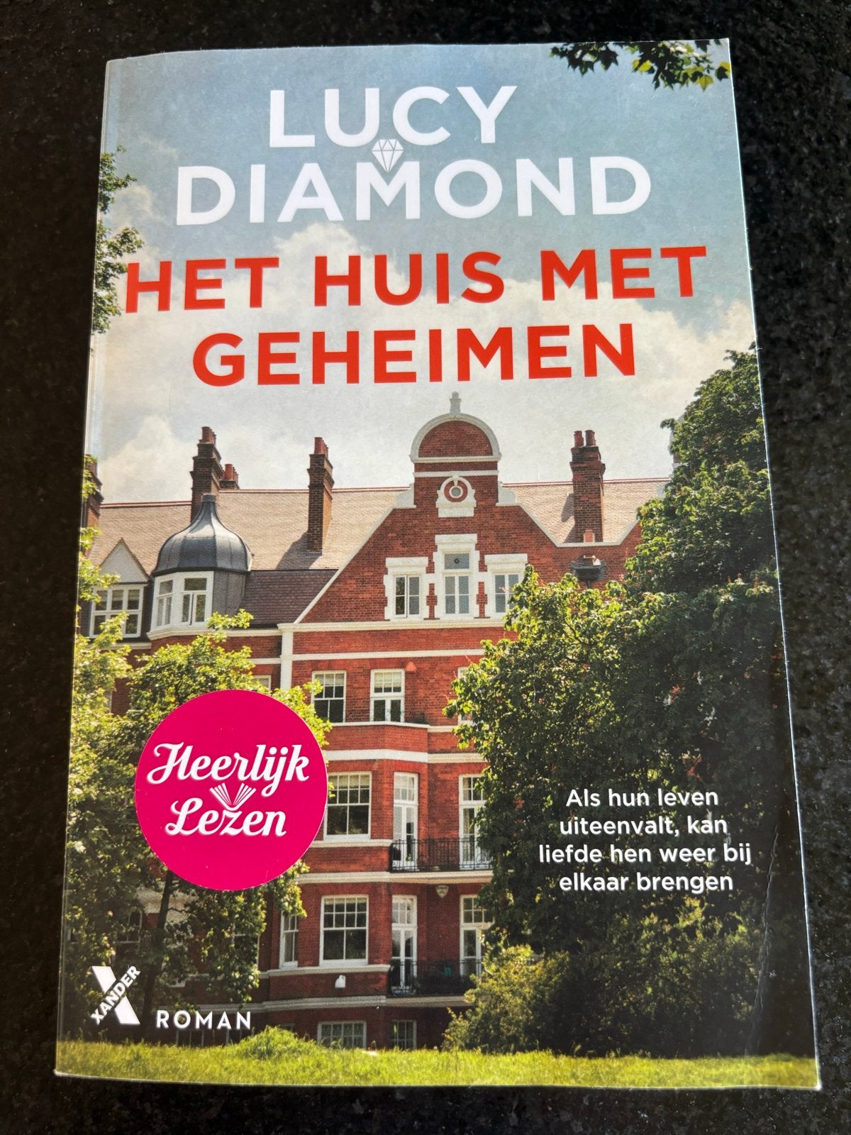 Het Huis Met Geheimen - Lucy Diamond (Roman), Ophalen of Verzenden, Zo goed als nieuw, Nederland