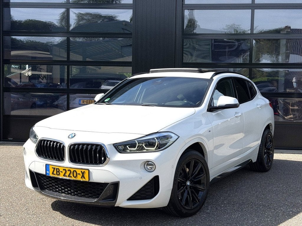BMW X2 SDrive18i M-Sport Shadowline Pano Headup NL Auto!, X2, Gebruikt, Wit, 3 cilinders