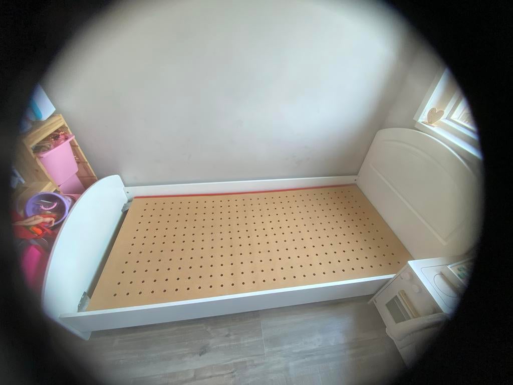 Wit kinderbed met geperforeerde bodem, Ophalen, Zo goed als nieuw, 180 cm of meer, 85 tot 100 cm