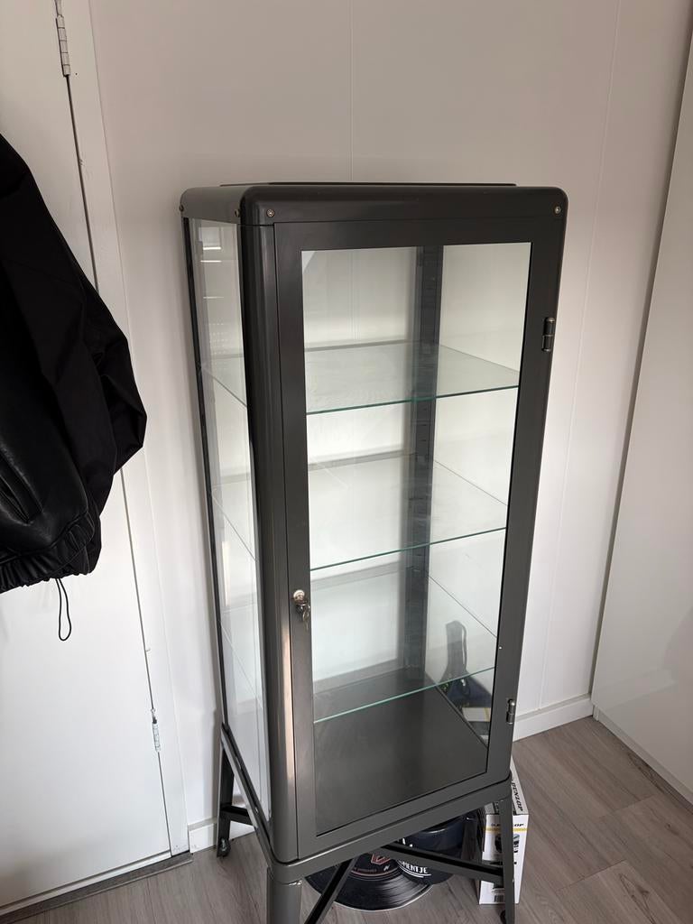 IKEA FABRIKÖR Vitrinekast - Donkergrijs, Huis en Inrichting, Kasten | Vitrinekasten, Ophalen, Gebruikt, 50 tot 100 cm, Metaal