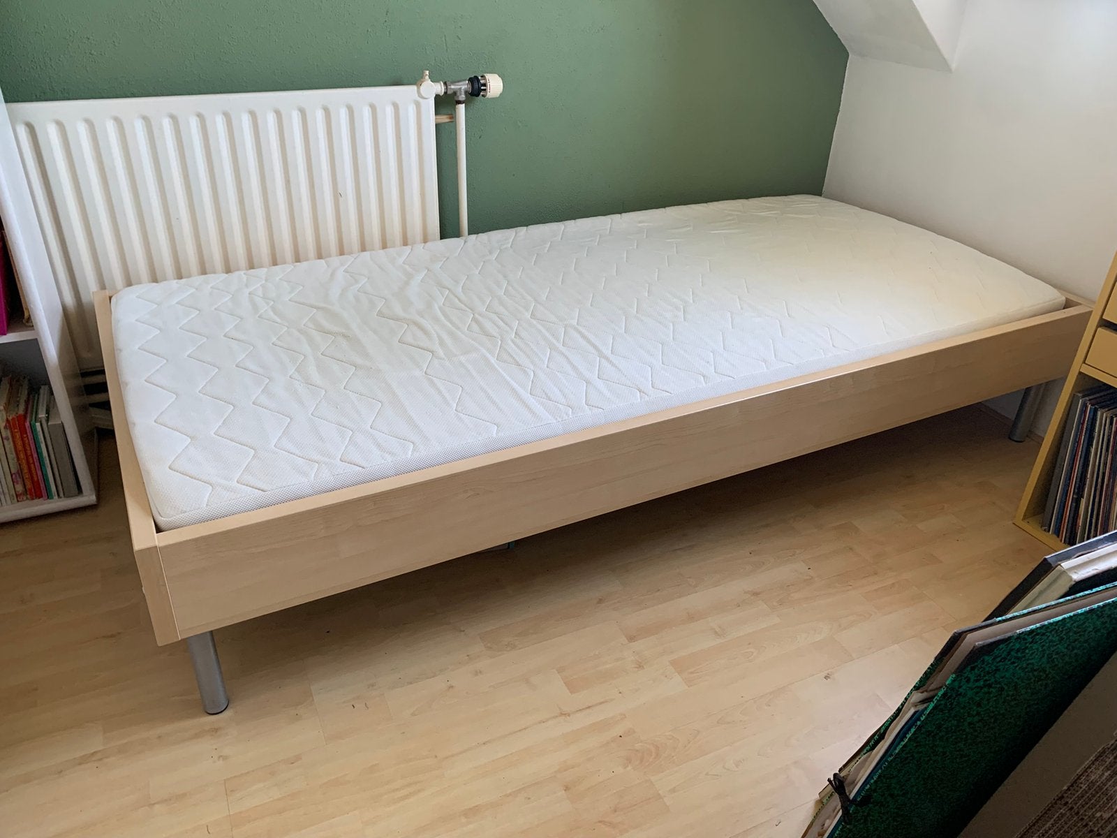 Bed eenpersoons, Huis en Inrichting, Slaapkamer | Bedden, Ophalen, 90 cm, Eenpersoons, Zo goed als nieuw