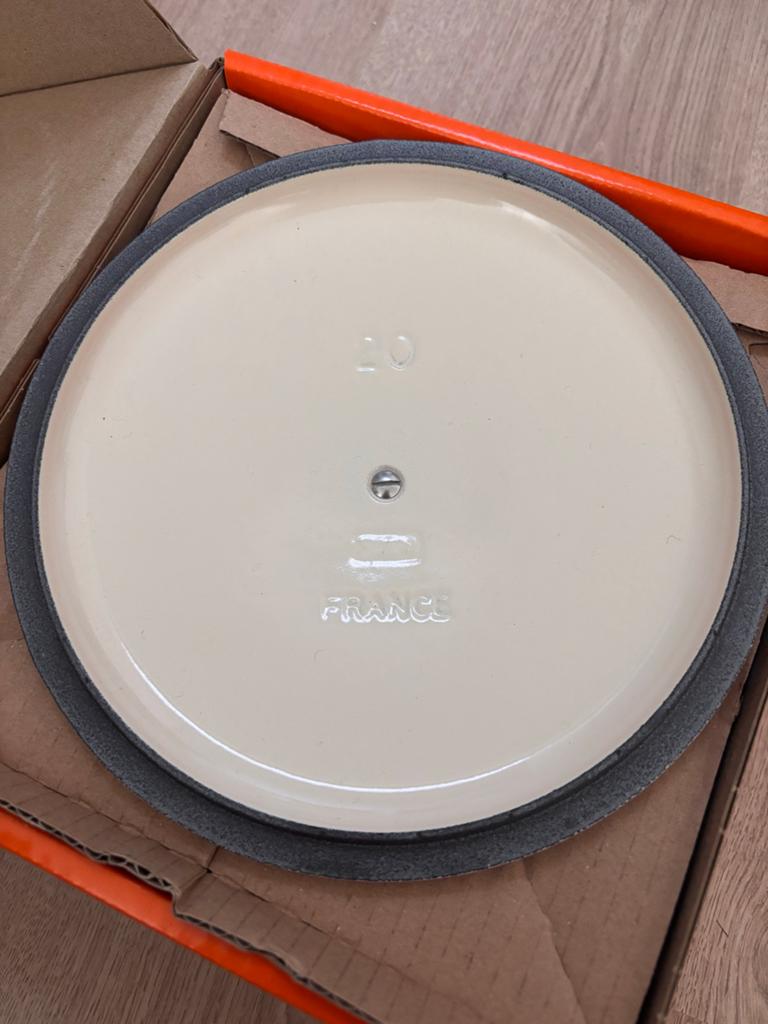 Le Creuset Braadpan Roze 20cm - Nieuw in Doos, Kookpan of Snelkookpan, Nieuw, Ophalen of Verzenden, Gietijzer