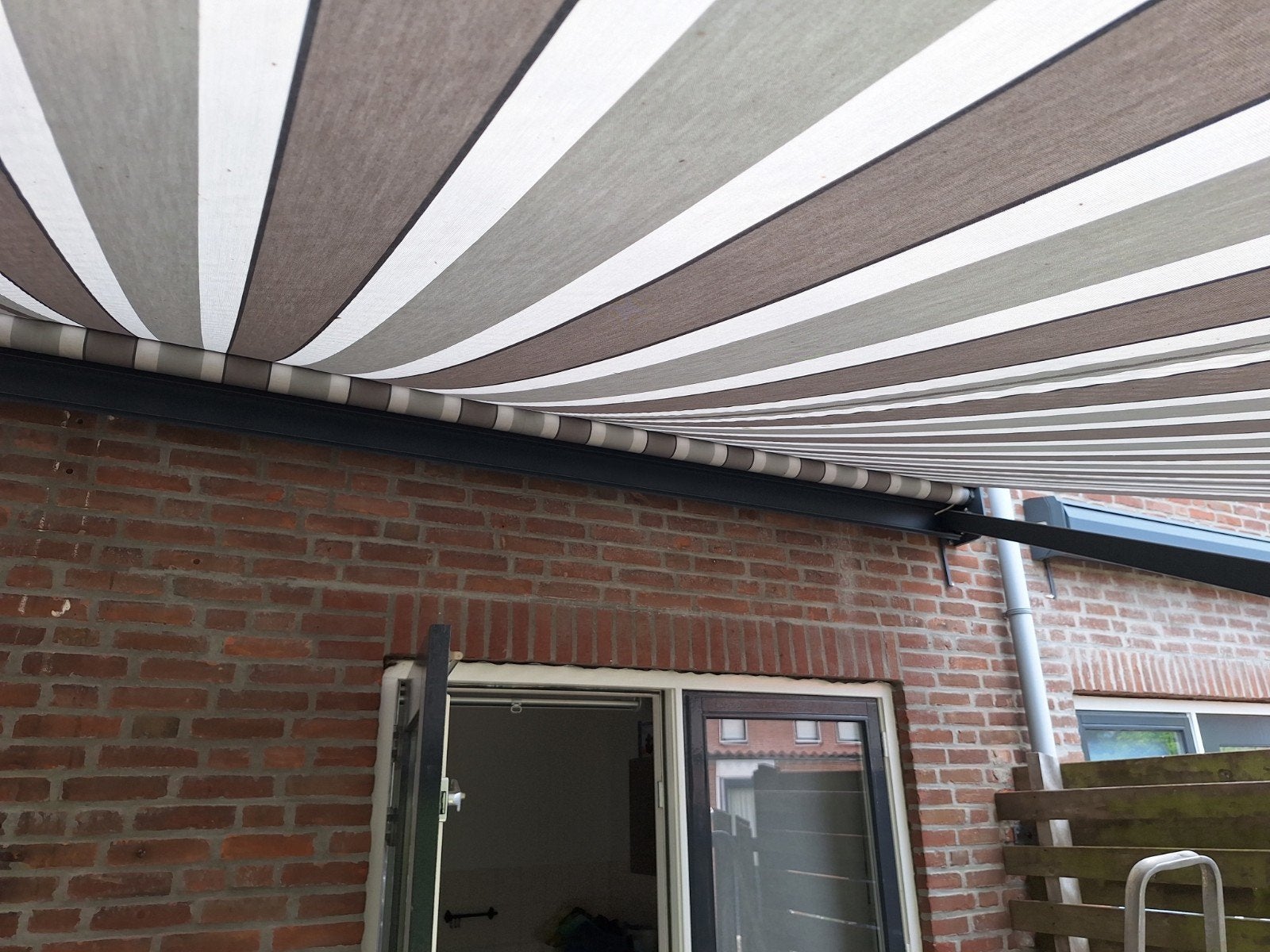 Grijs wit, Ophalen, 450 cm of meer, Elektrisch, Zo goed als nieuw