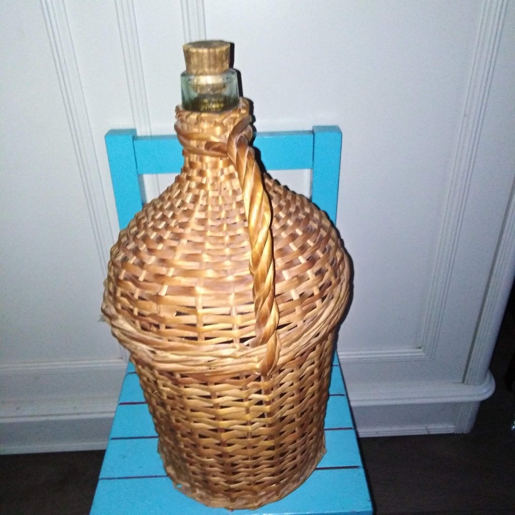 Vintage glazen fles in rieten mand, Ophalen