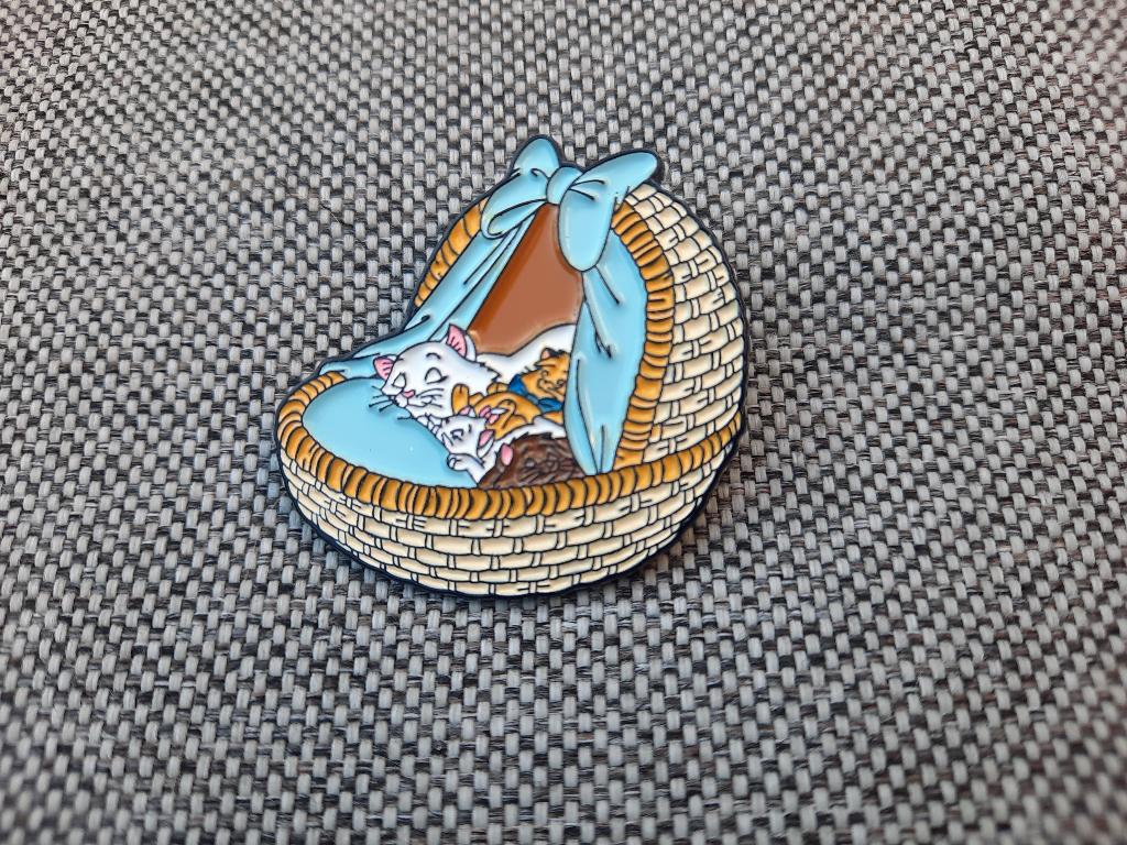 1 leuke pin van de aristokatten in een mand te koop, Ophalen of Verzenden, Nieuw, Overige onderwerpen, Speldje of Pin