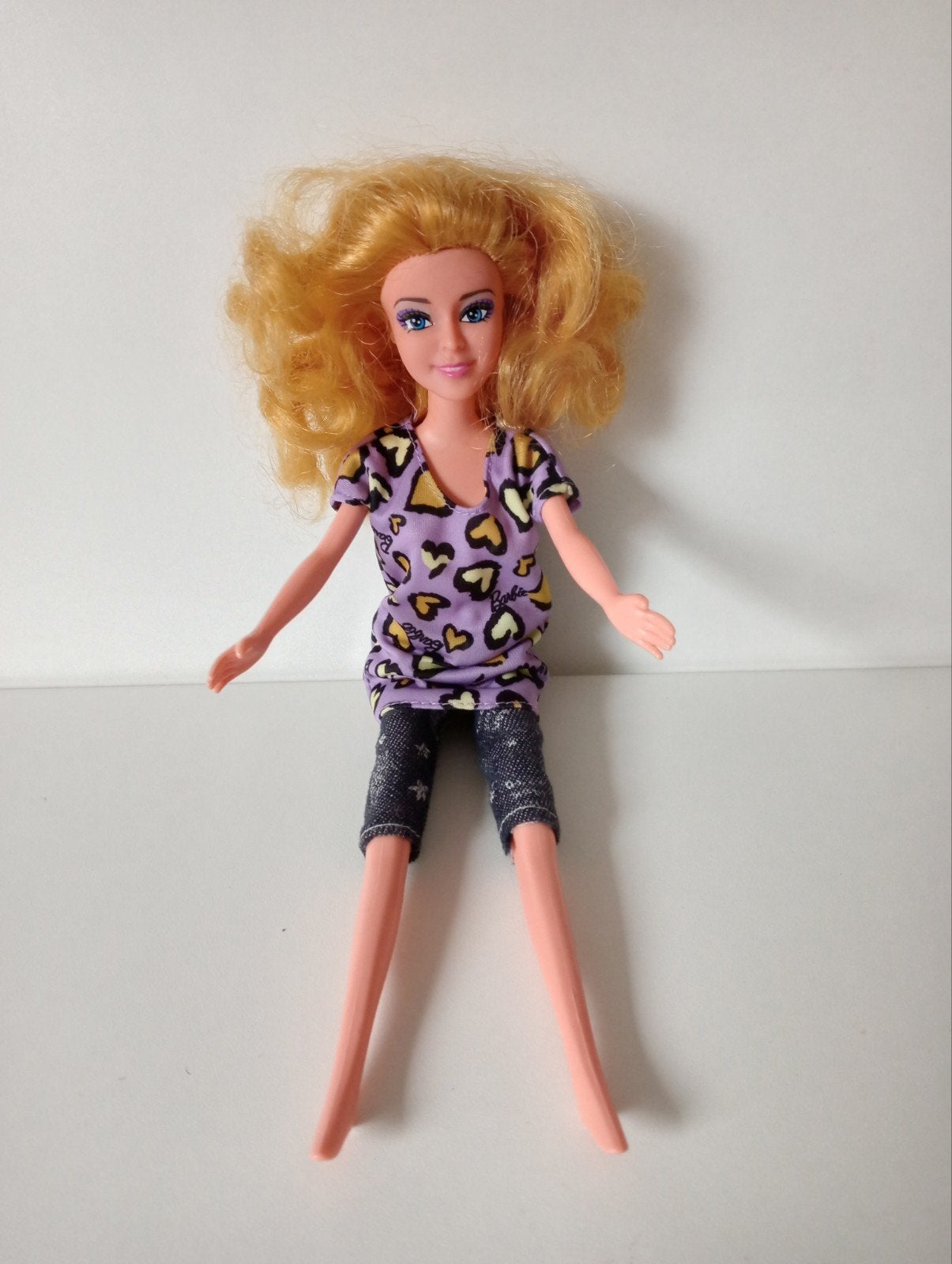 Barbie pop met paars shirt en spijkerbroek, Ophalen of Verzenden, Zo goed als nieuw, Barbie