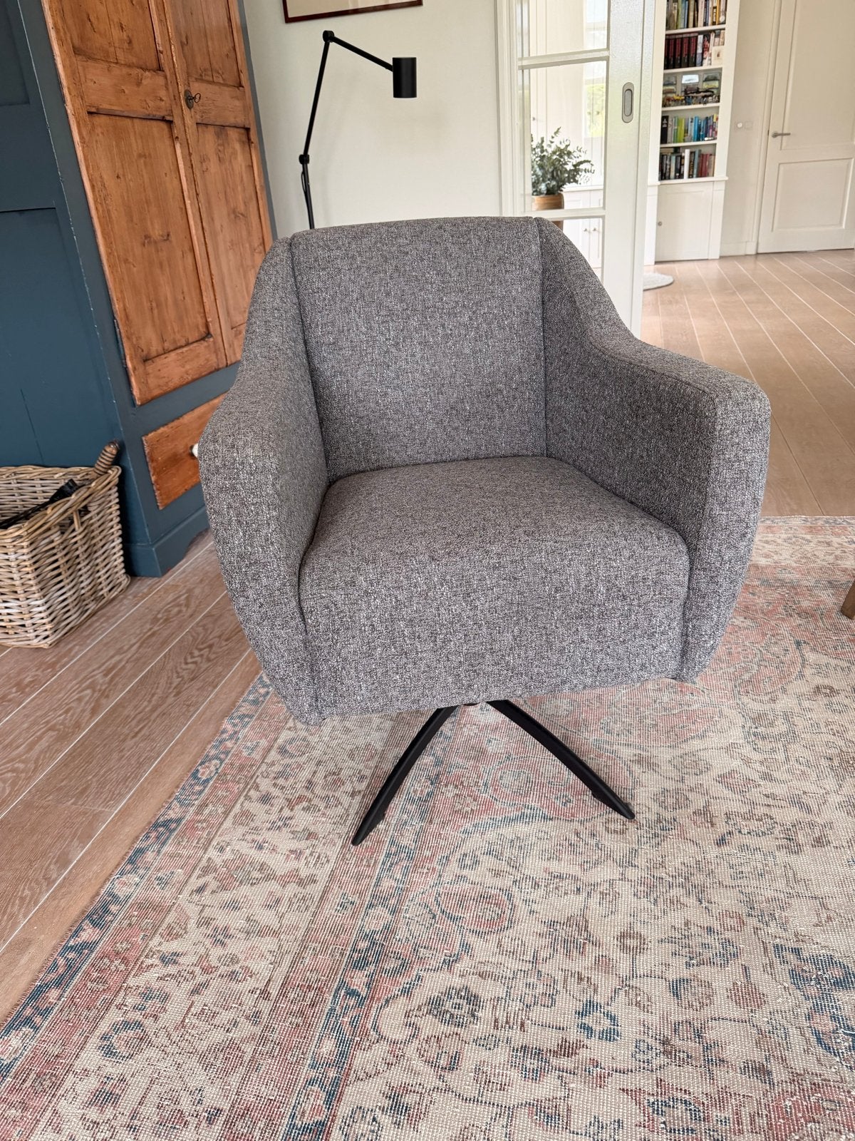 Grijze draaibare fauteuil - Comfortabel en stijlvol, Huis en Inrichting, Ophalen, Zo goed als nieuw, Stof, 75 tot 100 cm