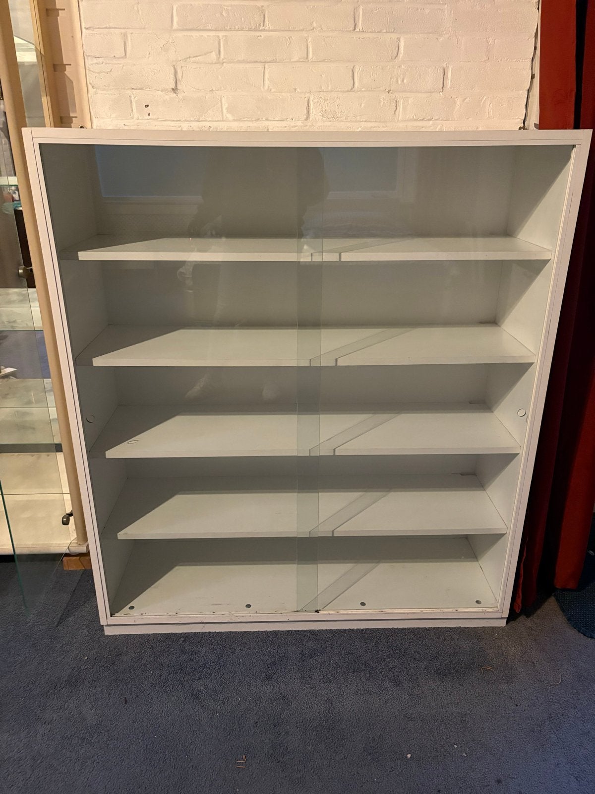 Witte vitrinekast met glazen schuifdeuren en 4 planken, Huis en Inrichting, Ophalen, Gebruikt, 100 tot 150 cm, Glas