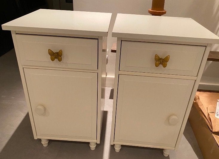 Ikea Hemnes nachtkastjes met vlinderknoppen (2 stuks), Huis en Inrichting, Slaapkamer | Nachtkastjes, Gebruikt, Minder dan 45 cm