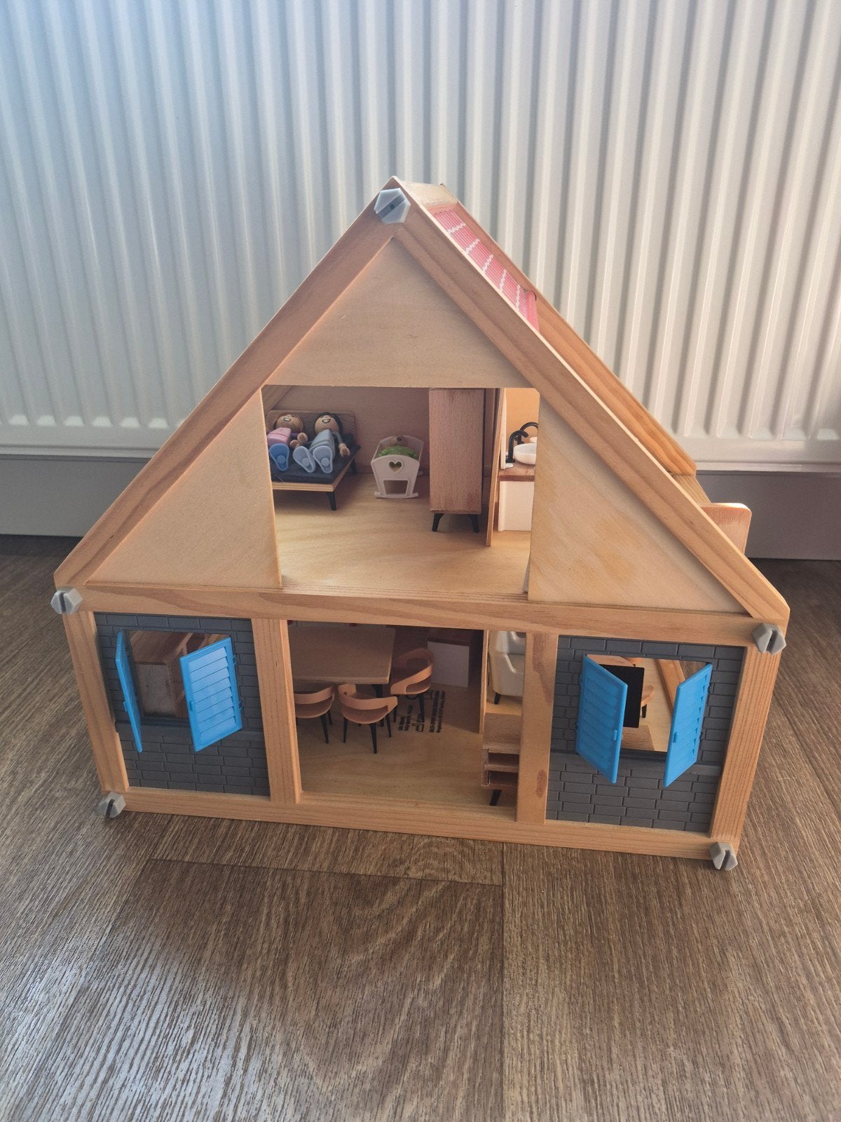Houten poppenhuis met complete inrichting, Verzamelen, Poppenhuizen en Toebehoren, Ophalen, Zo goed als nieuw, Poppenhuis